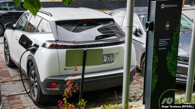 Një veturë elektrike në një pikë furnizimi.