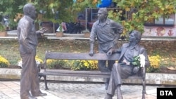 Скулптурната композиция "Земляците", посветена на актьорите Георги Парцалев и Григор Вачков, и на писателя Дончо Цончев, беше открита в град Левски на 6 ноември.