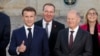 Presidenti i Francës Emmanuel Macron (i pari majtas), dhe kancelari gjerman Olaf Scholz (i pari djathtas) pas një takimi mes dy qeverive në afërsi të Berlinit, Gjermani, më 28 maj 2024.