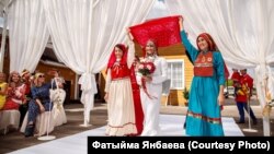 Милли стильдәге никах, уртада Фатыйма Янбаева