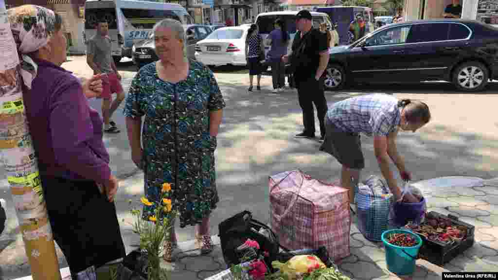 Moldova - Old people, market, Florești