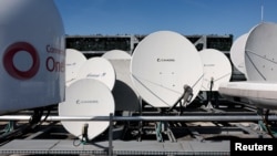 Супутникові антени географічного покриття на даху штаб-квартири Eutelsat Group Paris в Іссі-ле-Муліно, Франція, 3 квітня 2025 року