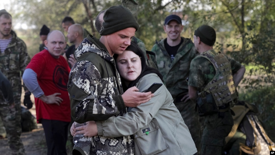 Un recrut rus și soția sa se îmbrățișează la o gară din Prudboi, în regiunea Volgograd din Rusia, în septembrie 2022, după ce președintele Vladimir Putin a anunțat o mobilizare parțială.
