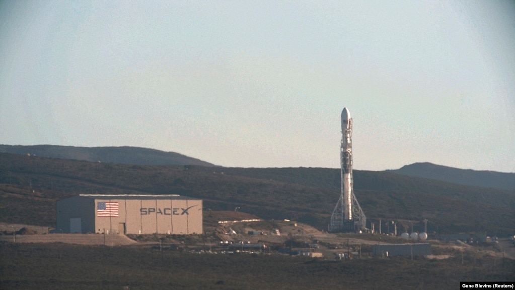 Ракета-носитель Falcon-9, которая будет запущена с авиабазы Вандерберг (Архивное фото)