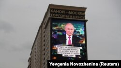 Трансляция послания президент России Владимира Путина на мониторе на фасаде торгового центра. Москва, 15 января 2020 года.