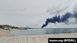 Дым от пожара на морской нефтяном терминале. Феодосия, Крым.30 мая 2026 года