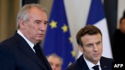 Președintele Franței, Emmanuel Macron (d), l-a desemnat vineri pe centristul François Bayrou (s) să formeze un nou guvern.