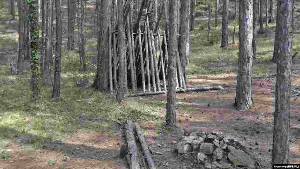 Территория Ялтинского горно-лесного заповедника. В самом начале подъема к вершине, где находится выход газопровода Бахчисарай-Ялта, стоит шалаш. Рядом, несмотря на&nbsp;запреты разводить огонь в лесной зоне, потухший костер