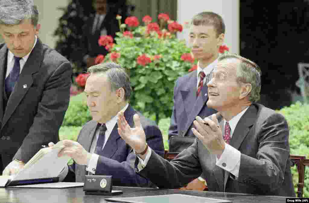 Үлкен Джордж Буш пен Нұрсұлтан Назарбаев құжаттарға қол қойғаннан кейінгі сәт. 20 мамыр 1992 жыл.&nbsp;