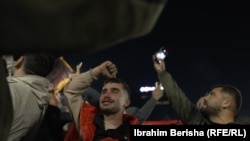 Protestuesit jashtë Kuvendit derisa zhvillohet votimi për presidenten.