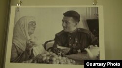 Москвада очилган кўргазмага қўйилган суратлар мазкур шаҳарда яшаётган ўзбек оилаларидан бирма-бир йиғилгани айтилмоқда.