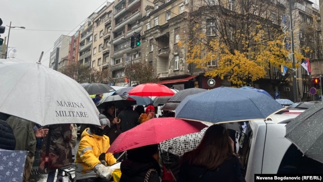 Građani su blokirali saobraćajnicu kod zgrade Radio-televizije Srbije (RTS), kako bi još jednom skrenuli pažnju na pogibiju ljudi u padu nadstrešnice u Novom Sadu, 22. novembar 2024.