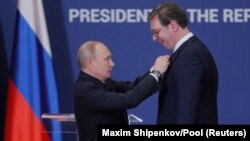 Președintele rus Vladimir Putin îl decorează pe președintele sârb Aleksandar Vučić cu ordinul Aleksandr Nevski după o întâlnirea la Belgrad, 17 ianuarie 2019