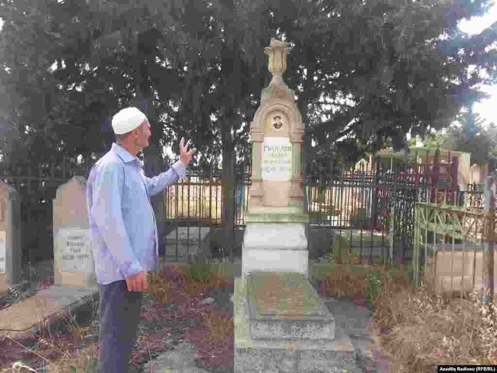 Mərhum Səlim Məlik oğlu Quliyev 18 yaşında olarkən, dama quş tutmağa çıxarkən yıxılıb ölüb. Bu üzdən məzarının üstünə quş heykəli qoyulub.&nbsp;