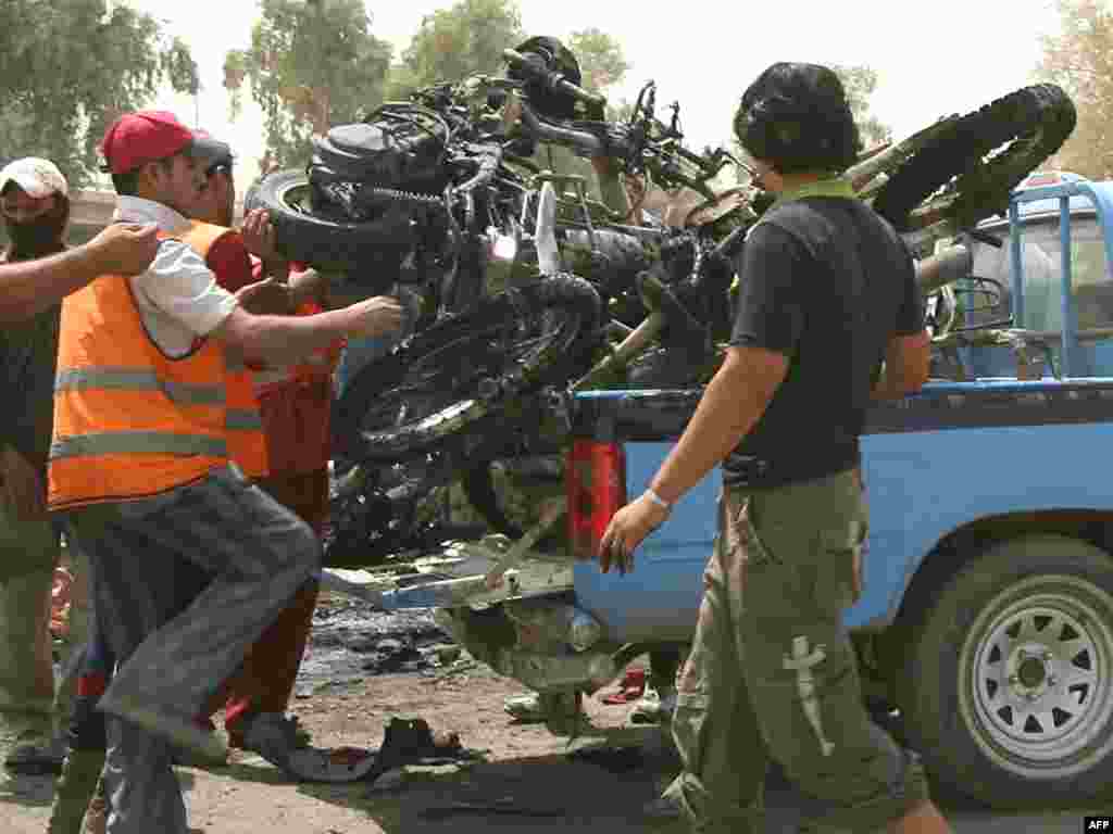 Не менее 13 человек погибли при взрыве на рынке мопедов в Багдаде. Около 50 человек получили ранения 