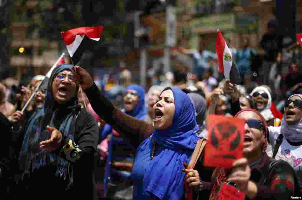 Protesters in Tahrir Square call for Morsi to resign. 