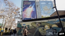 دیواره‌نگاره و بیلبوردهای بزرگ تبلیغات حکومتی در یکی از خیابان‌های مرکزی تهران، ۲۶ دی ۱۴۰۲