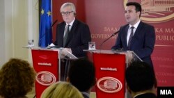 Kryeministri i Maqedonisë, Zoran Zaev, dhe presidenti i KE-së,Jean-Claude Juncker, gjatë konferencës në Shkup, 25 shkurt 2018 