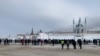 По информации корреспондента "Idel.Реалии" на митинге 14 февраля в Казани на разрешенной властями площадке было около 200 человек, за ограждениями еще несколько сотен 