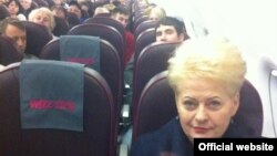 Прэзыдэнт Літвы Даля Грыбаўскайце паляцела ў Лёндан на пахаваньне Маргарэт Тэтчэр рэйсам авіякампаніі танных палётаў Wizzair