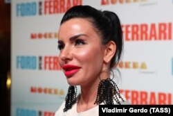 Julija Volkova volt énekesnő, a Tatu nevű popduó egykori tagja belekóstolt a politikába. A kép akkor készült, amikor részt vett James Mangold Ford v Ferrari című filmjének moszkvai premierjén, 2019. november 5-én