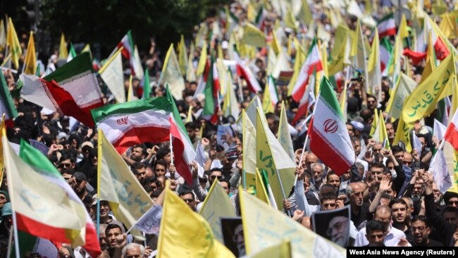 İsrailin İrana zərbələrindən sonra Tehranda İsrail əleyhinə etiraz aksiyası.