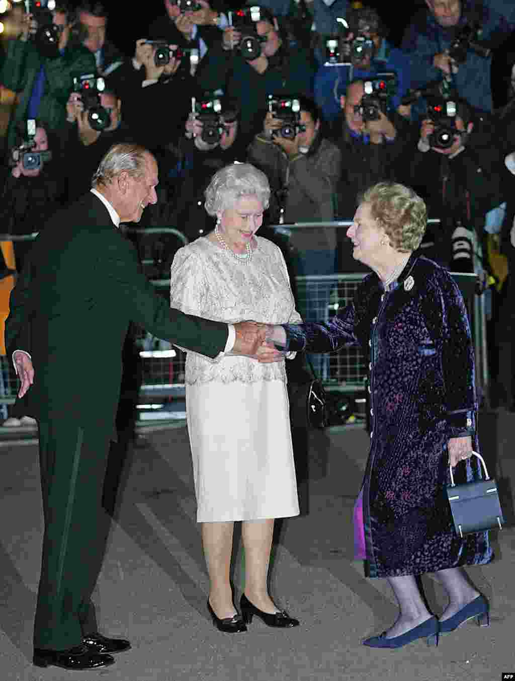 În timpul domniei sale, Marea Britanie a avut pentru prima oară în funcția de premier o femeie. În fotografie:&nbsp;Margaret Thatcher îi salută pe Majestatea Sa Regina Elisabeta a II-a și pe Prințul Philip, la împlinirea vârstei de 80 de ani a fostului premier. Londra, 13 octombrie 2005.