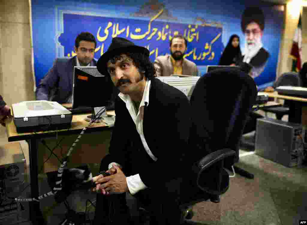 Film &ccedil;əkilişləri sahəsində &ccedil;alışdığını deyən&nbsp;Behrous Vossoughi Rad prezidentliyə namizəd olmaq &uuml;&ccedil;&uuml;n qeydiyyat d&uuml;ş&uuml;r. Tehran, 7 mart 2013