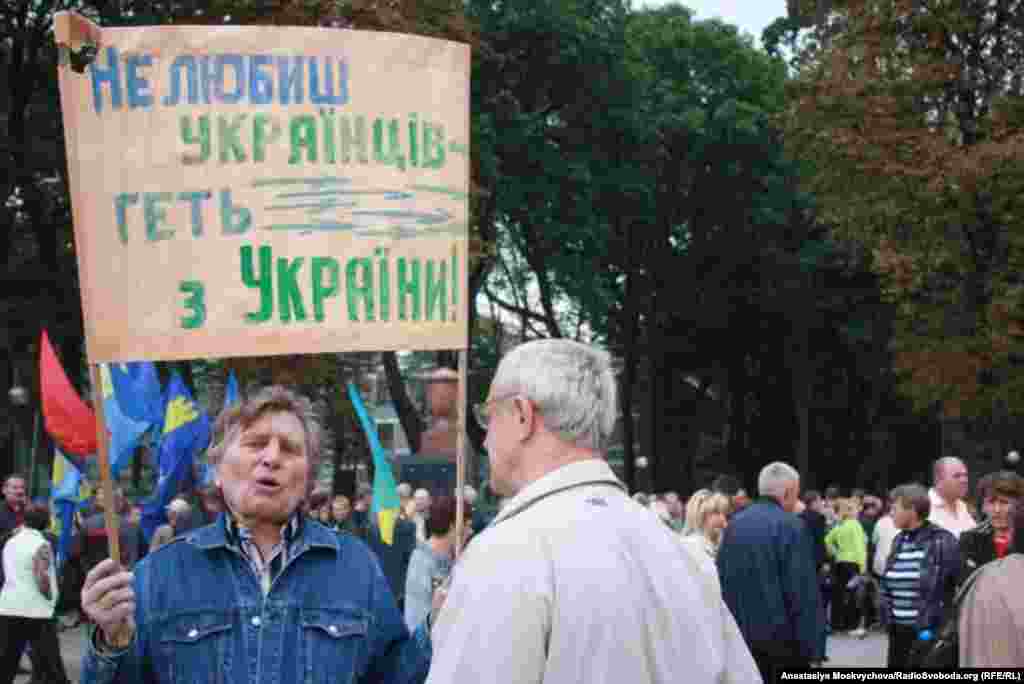 На думку опозиціонерів, у відставку мусить піти передусім міністр освіти і науки Дмитро Табачник та глава СБУ Валерій Хорошковський.