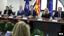 Ministar spoljnih poslova i spoljne trgovine Timčo Mucunski (u sredini) na radnom doručku sa ambasadorima zemalja članica Evropske unije, Skoplje, 15. januara 2025.