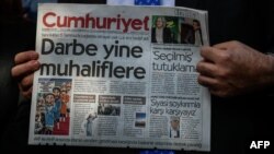 Түркиядағы оппозициялық Cumhuriyet газетін ұстап тұрған адам.