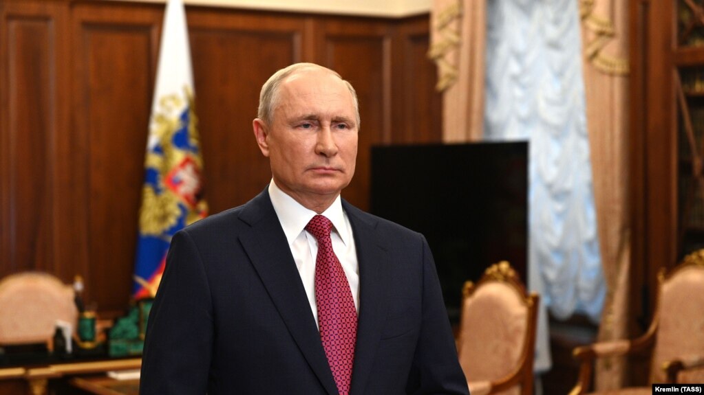 Президент РФ Владимир Путин во время обращения к выпускникам российских школ 25 июня 2021