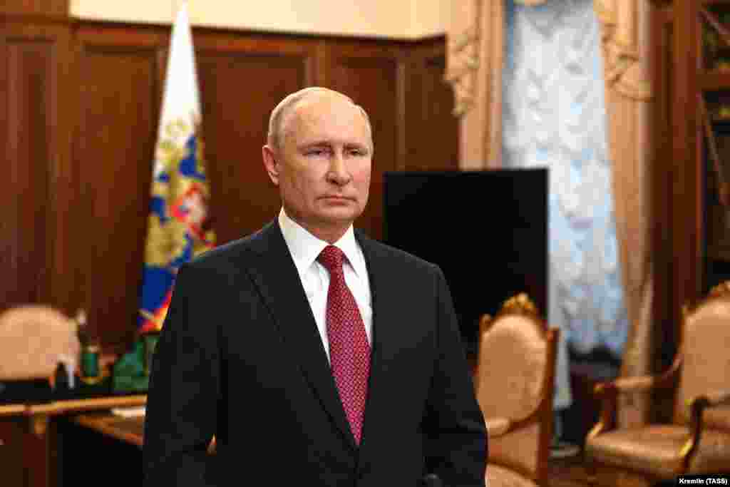 РУСИЈА - Рускиот претседател Владимир Путин го потпиша законот со кој се криминализира учеството во активности на странски невладини организации признаени како непожелни во Русија.