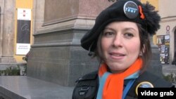  O ghidă de la Agenția „Tururile corupției", care duce turiști la locurile legate de mari scandaluri de corupție din Cehiascandals in Prague. video grab 