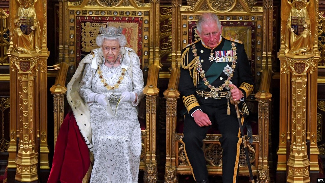 Regina Marii Britanii a fost însoțită de Prințul de Wales