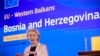 Pe fondul neclarităților legate de calendarul extinderii UE, șefa Comisiei Europene, Ursula von der Leyen, a dat asigurări la 1 noiembrie, la Sarajevo, că locul țărilor din Vestul Balcanilor este în Uniune ((AP Photo/Armin Durgut, File)