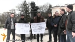 «Мы хотим мира и против оккупации»: акция у памятника Шевченко в Симферополе. Вспоминаем, как это было (видео)