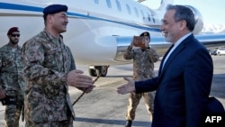 Iranski ministar spoljnih poslova Abas Arakči (desno) dočekuje komandanta pakistanske vojske Asima Munira po njegovom dolasku u Teheran 15. aprila 2026.