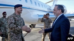 Міністр закордонних справ Ірану Аббас Аракчі (праворуч) вітає командувача армії Пакистану Асіма Муніра після його прибуття до Тегерана 15 квітня.