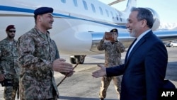 İranın xarici işlər naziri Abbas Araqçi Tehran hava limanında Pakistan Ordusunun Baş Qərargah rəisi Asim Muniri qarşılayır.
