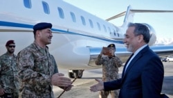 Iranski ministar spoljnih poslova Abas Arakči dočekuje načelnika pakistanske vojske Asima Munira po njegovom dolasku na aerodrom u Teheranu tokom ranije posete prošlog meseca.