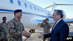 د تهران په هوایي ډګر کې د پاکستان د پوځ د مشر عاصم منیر هرکلي ته د ایران د بهرنیو چارو وزیر عباس عراقچي ورغلی-۱۵-۰۴-۲۰۲۶