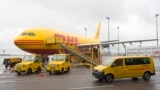 Un avion DHL se află pe aerodrom la centru de sortare din Schkeuditz, lângă Leipzig. Fotografie de arhivă.