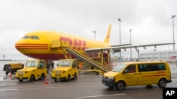 Un avion DHL se află pe aerodrom la centru de sortare din Schkeuditz, lângă Leipzig. Fotografie de arhivă.