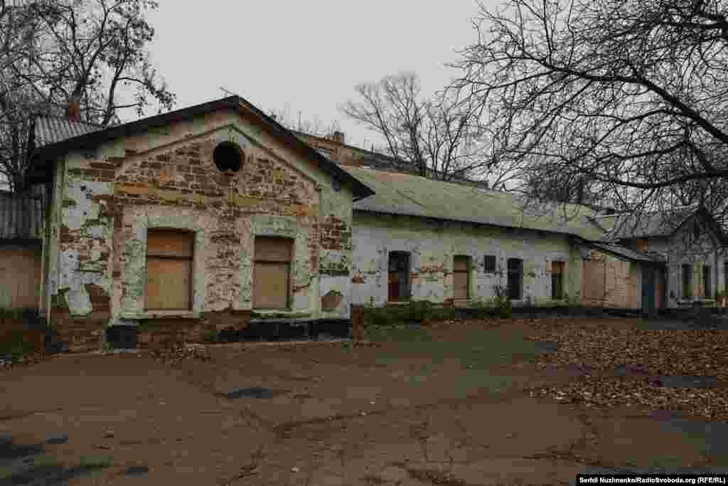 Будівля, де розташовувався Залізничний музичний коледж. Зараз вона закинута. У січні 2022 року перед початком повномасштабного російського вторгнення, &laquo;Суспільне Донбас писало, що міська влада планувала зробити тут музей &nbsp;