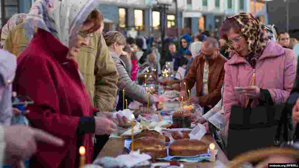 Belarus - Holy Saturday in Minsk churches, Consecration of Easter meals, 11Apr2015