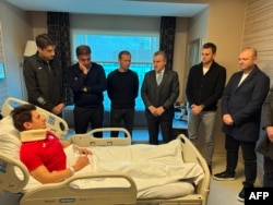 Ministri i Sportit dhe Rinisë i Turqisë, Osman Askin Bak, e viziton gjyqtarin Halil Umut Meler, i cili u shtri në spital pasi u godit me grusht nga presidenti i klubit MKE Ankaragucu, Faruk Koca, në Ankara. 12 dhjetor 2023.