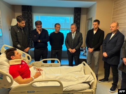 Ministri i Sportit dhe Rinisë i Turqisë, Osman Askin Bak, e viziton gjyqtarin Halil Umut Meler, i cili u shtri në spital pasi u godit me grusht nga presidenti i klubit MKE Ankaragucu, Faruk Koca, në Ankara. 12 dhjetor 2023.