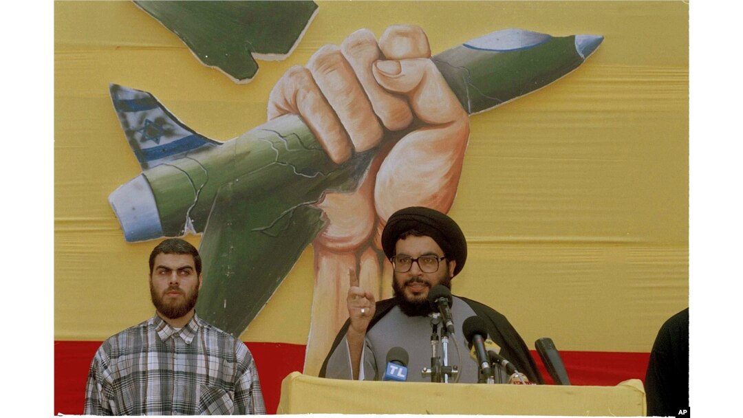 Hassan Nasrallah (dreapta), adresându-se mulțimii în Beirut în iulie 1994, a fost ales lider al Hezbollah la vârsta de 32 de ani.