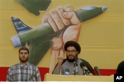 Hassan Nasrallah (desno) u obraćanju masi u Bejrutu u julu 1994. Za lidera Hezbolaha izabran je kada je imao 32 godine.